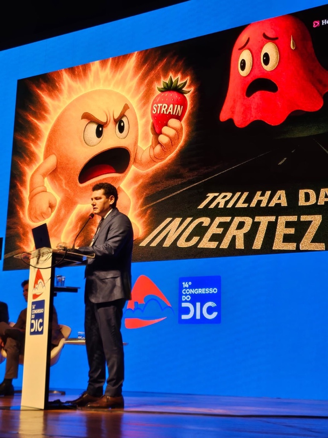 Dr. Antonio Calvilho palestrando no 14º Congresso do DIC